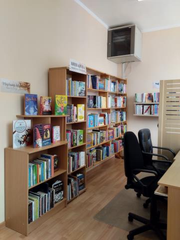 Bērnu un pusaudžu grāmatu plaukts Māriņkalna bibliotēkā